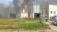 Arde una planta de reciclaje en Ordes