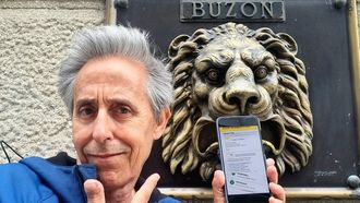 El vigu�s Javier Viana muestra el resguardo digital de la carta certificada que envi� a Francia por tramites de jubilaci�n y tard� lo mismo que el viaje a la Luna de la nave Ori�n del programa Artemis II.