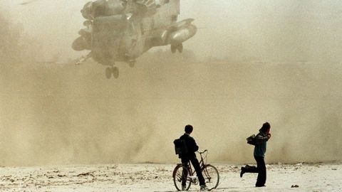 Un helic�ptero del Ejercito de Estados Unidos intentando rescatar a ciudadanos estadounidenses, turcos e italianos del caos de Albania.