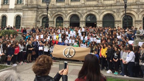 MINUTO DE SILENCIO EN MEMORIA DE LAS VCTIMAS DE LOS ATENTADOS DE PARS EN EL COLEGIO EUSEBIO DA GUARDA