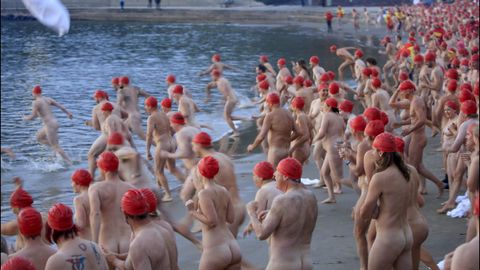 Participantes se preparan para el Nude Solstice Swim, como parte del festival de invierno Dark Mofo, en el r�o Derwent en Hobart, en Tasmania