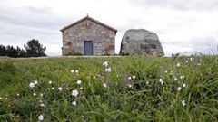 Un recorrido por la Barbanza medieval.Pese a las sucesivas reformas sufridas, la capilla de San Alberto de Ribeira ha logrado conservar su estructura original, �nicamente modificada por la construcci�n de la sacrist�a en el lado norte de la cabecera. Por eso se destaca como uno de los ejemplos del medievo barbanzano y se fecha su origen en el �ltimo cuarto del siglo XII