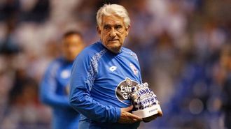 Hermidita, durante un homenaje en Abanca Riazor en la temporada 2016-17 en un Deportivo-Eibar. 