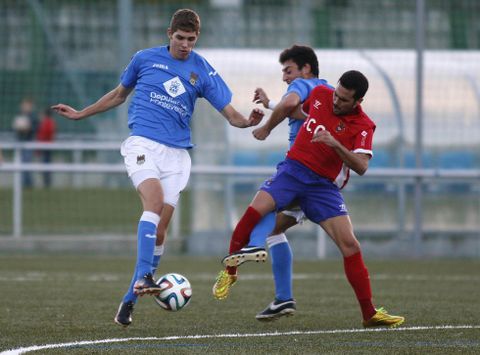 Pablo conduce el bal�n durante el partido de la primera vuelta en Redondela, ante el Choco. 
