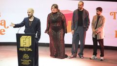 El presentador y humorista David Broncano, con parte de su equipo, tras recibir uno de los premios entregados en el Festival de Televisin de Vitoria, donde luci un llamativo cambio de look.