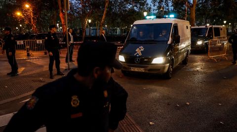 Varios furgones de la Guardia Civil salen de la Audiencia Nacional, en Madrid, el 2 de noviembre del 2017 tras conocerse la decisi�n de la juez de la Audiencia Nacional Carmen Lamela, decretando prisi�n incondicional sin fianza para el exvicepresidente catal�n Oriol Junqueras y para siete exconsellers.