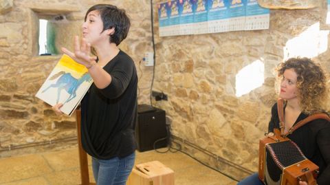 Apertura do acto con Vero Rilo, contadora de historias e Sonsoles Penadique (acorde�n)