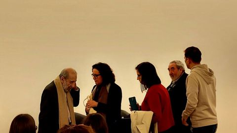 Los arquitectos portugueses lvaro Siza (primero por la izquierda) y Eduardo Souto de Moura (segundo por la derecha), a su llegada al auditorio de la Fundacin Serralves, en Oporto.