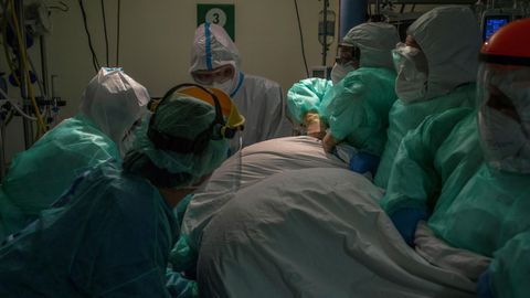 anitarios atienden a un paciente con coronavirus en la unidad de vigilancia postquirrgica (REA) del Complejo Universitario de Ourense, este mircoles. Agotados pero al pie del can un da tras otro. As estn en crticos. No en vano, es la mejor definicin del estado de nimo de los profesionales sanitarios que lidian con los contagios de la covid-19, tanto desde Cuidados Intensivos (UCI) como en REA, unidad de vigilancia postquirrgica.