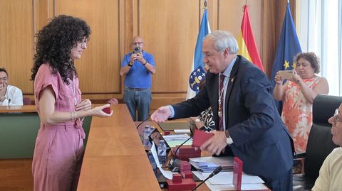 Momento en que Katy Varela (PP) recoge su medalla