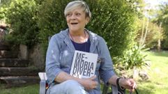 Guillermina Dom�nguez, con el libro de la escritora Eva Menuto �Memoria diversa�, en el que aparece su historia