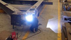 Imagen de archivo de una compa��a de trabajos con piezas met�licas. 