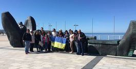 Los turistas ucranianos disfrutaron del ba�o en la playa de A Lanzada y de su visita a Sanxenxo -en la praza do Mar en la foto-. 