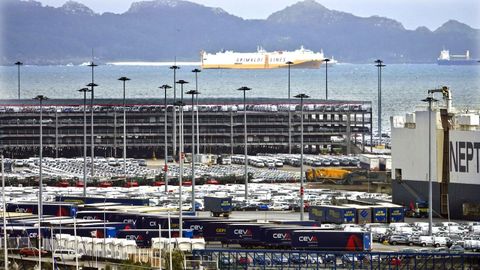 Imagen de archivo de la terminal de Bouzas con un carguero de Grimaldi fondeado en medio de la ra de Vigo.