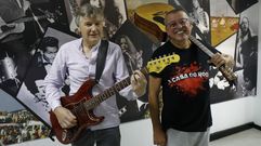 Esteban Barral (con la guitarra elctrica) y Franco Nesti (con la espaola al hombro) son dos de los alumnos veteranos de A Casa do Rock, donde no existe edad para dar rienda suelta al espritu roquero, ya sea tocando el bajo, la batera, rasgando las cuerdas de una guitarra... Estos dos jubilados dicen haber recuperado aos de vida gracias a ello.