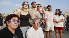 Personas preparada para ver el eclipse total de Sol, el mi�rcoles pasado en A Coru�a. 