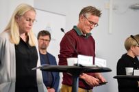 Anders Tegnell, el epidemi�logo estatal de la Agencia de Salud P�blica de Suecia revisa su tel�fono m�vil durante una conferencia de prensa sobre la actualizaci�n diaria sobre la enfermedad por coronavirus