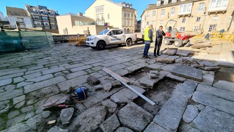 Esta semana comezaron as obras de mellora do pavimento do adro, onde se fixeron catas arqueolxicas