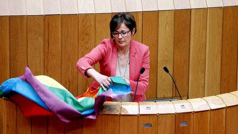 Carme Adn, del BNG, saca un bandera multicolor en el Parlamento