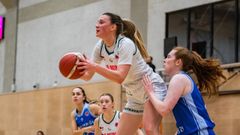 Iva Belosevic en la visita del Baxi Ferrol al Ostrava checo