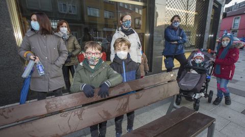 Ilusionante espera y recorrido de los Reyes por Carballo