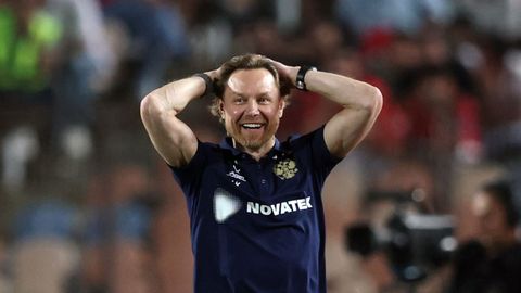 Valeri Karpin, dirigiendo a la seleccion rusa en un partido de este a�o.