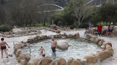 Baistas en las termas de Outariz.