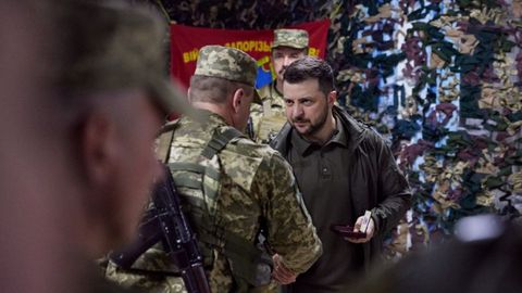 El presidente de Ucrania, Volod�mir Zelenski, en una visita al frente oriental.