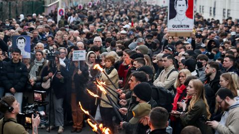 Varios manifestantes con antorchas en una marcha en Lyon en homenaje del fallecido Quentin Deranque, asesinado de una brutal paliza hace una semana. 