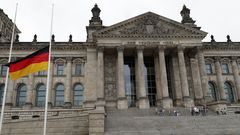 La bandera alemana ondea a media asta en el Reichstag, el parlamento alem�n en Berl�n