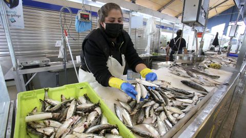 En la imagen, una placera del Mercado da Magdalena con sardinas