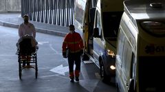 Entrada de ambulancias y pacientes del servicio de Urgencias del Hospital Universitario A Coru�a (Chuac)