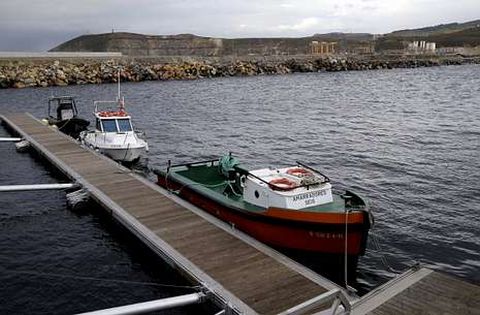 La embarcaci�n, atracada en un pantal�n provisional, junto a barcos de las obras.