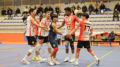 Tiago Fern�ndez, en el centro, ser� l�bero de Superliga con San Sadurni�o
