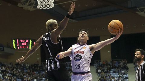 Barcello intenta dejar una bandeja pese a la oposici�n de Polynice