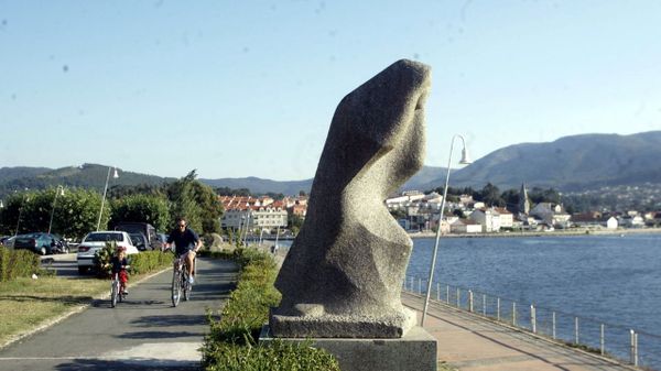 Esculturas al borde de la carretera