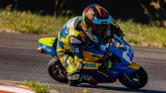 Leo, tomando una curva durante una de las carreras del campeonato.