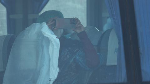 Los ciudadanos espa�oles evacuados del crucero MV Hondius fondeado cerca del puerto de Granadilla suben a los autocares de la UME en Granadilla de Abona, Tenerife.
