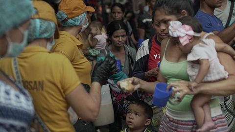 Emigrantes venezolanos reciben comida y ayuda humanitaria en Cucuta, Colombia