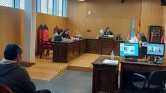 Solo uno de los acusados estuvo en la sala de vistas, ya que los otros dos comparecieron por videoconferencia