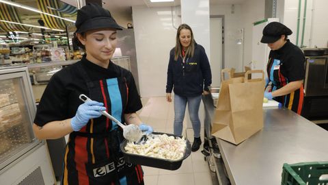 Imagen de archivo de personal del h�per de Eroski en Ribadeo preparando los men�s embolsados y la comida