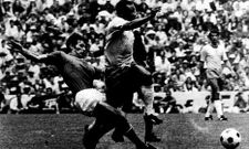 Pel� dribla a un jugador italiano en la final de 1970.