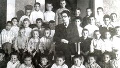 Alumnos da escola do p�sito co mestre Antonio Magari�os (1924)
