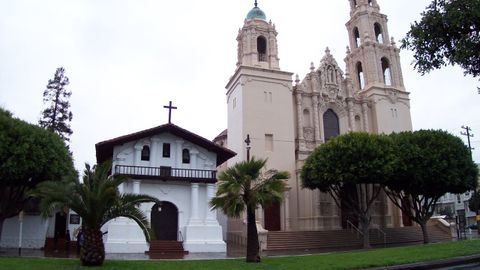 La Misión Dolores, fundada por Benito Cambón, es posiblemente el edificio más antiguo de San Francisco y germen de la actual ciudad. El tempo es el de la izquierda, de blanco. La iglesia de la derecha es muy posterior, tras el terremoto de 1906