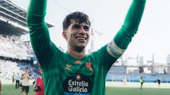 El guardameta del Celta Coke Carrillo, tras lograr el ascenso a Segunda el pasado 20 de junio.