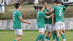 Los futbolistas mari�anos celebran un gol en el triunfo por 4-3 ante O Val en A Marosa.