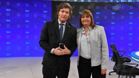 El candidato presidencial Javier Milei y la ex candidata Patricia Bullrich posan durante su participaci�n en el programa A Dos Voces, este jueves, en Buenos Aires