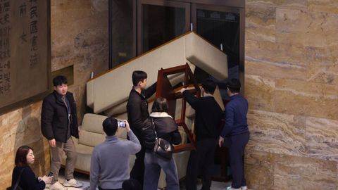 Miembros del la oposicin surcoreana, instalaron una barricada para bloquear el acceso de los soldados al Parlamento. 