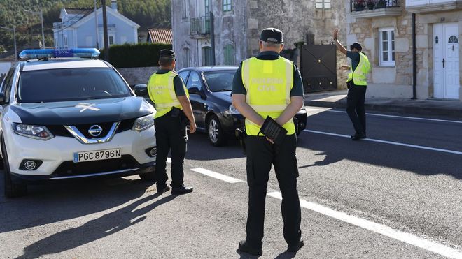 Agentes de la Guardia Civil de Viveiro haciendo un control en O Vicedo para ayudar al &uacute;nico agente que queda all&iacute;.