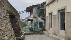 Una vivienda en ruinas, en la r�a do Moucho, tras el Vicerrectorado de Lugo, pegada a la ronda interior de la Muralla.